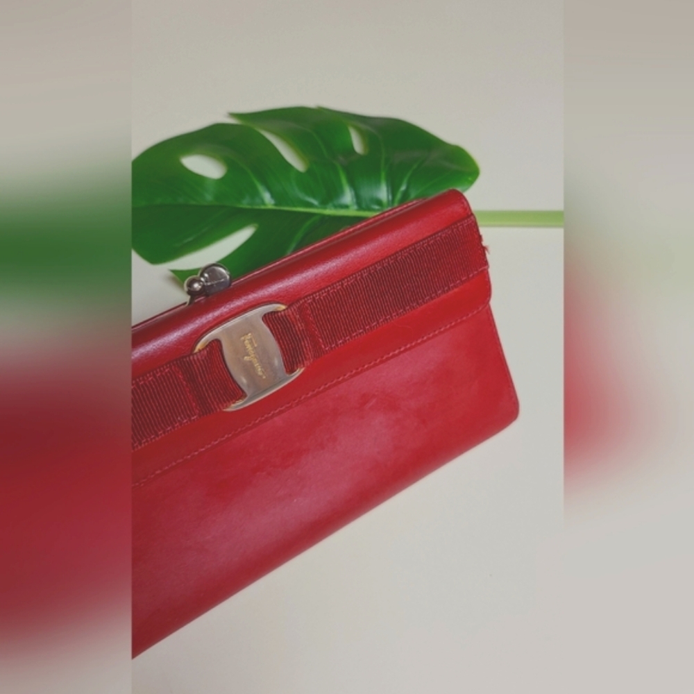 Ferragamo 🔥| Kisslock | Vintage | Lg red wallet | Red ribbon